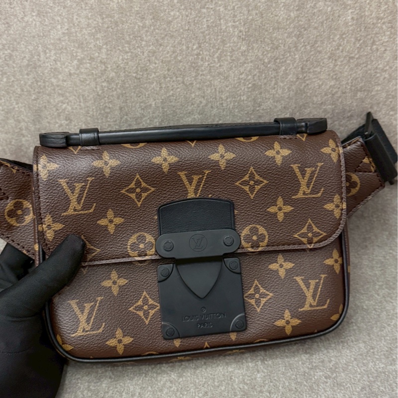 LV老花磁吸胸口側背包-3