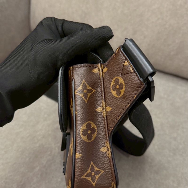 LV老花磁吸胸口側背包-4