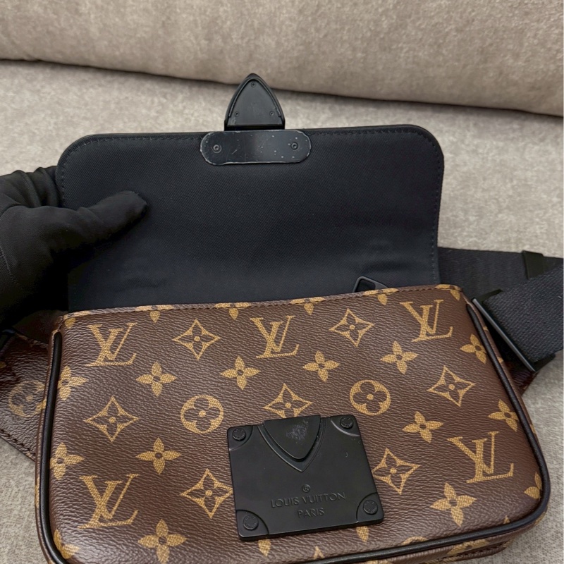 LV老花磁吸胸口側背包-5