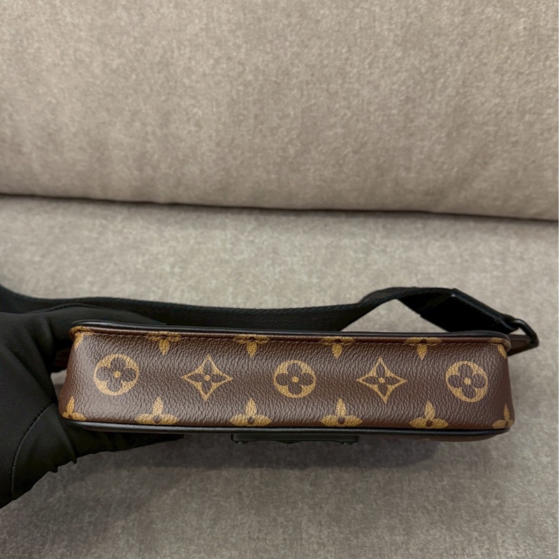 LV老花磁吸胸口側背包-6