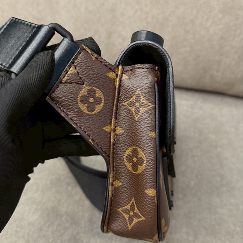 LV老花磁吸胸口側背包-7