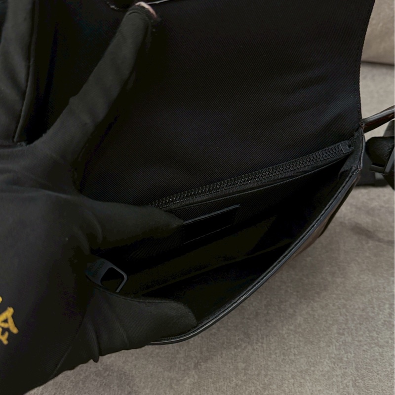 LV老花磁吸胸口側背包-8