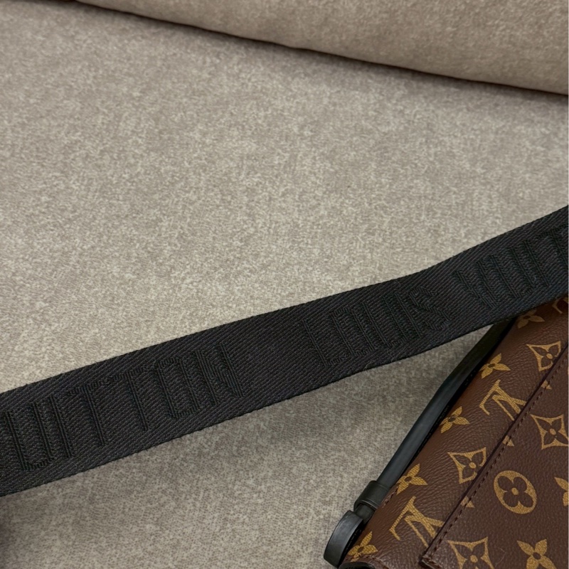 LV老花磁吸胸口側背包-9