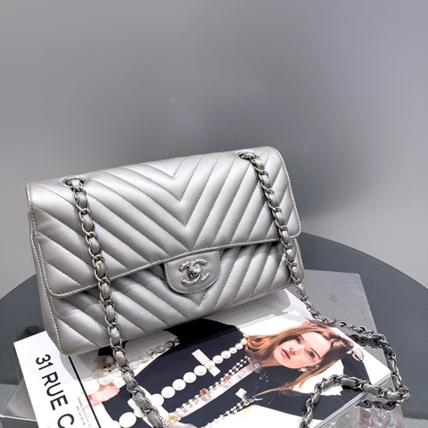Chanel香奈儿 银色斜V纹荔枝皮中号cf
