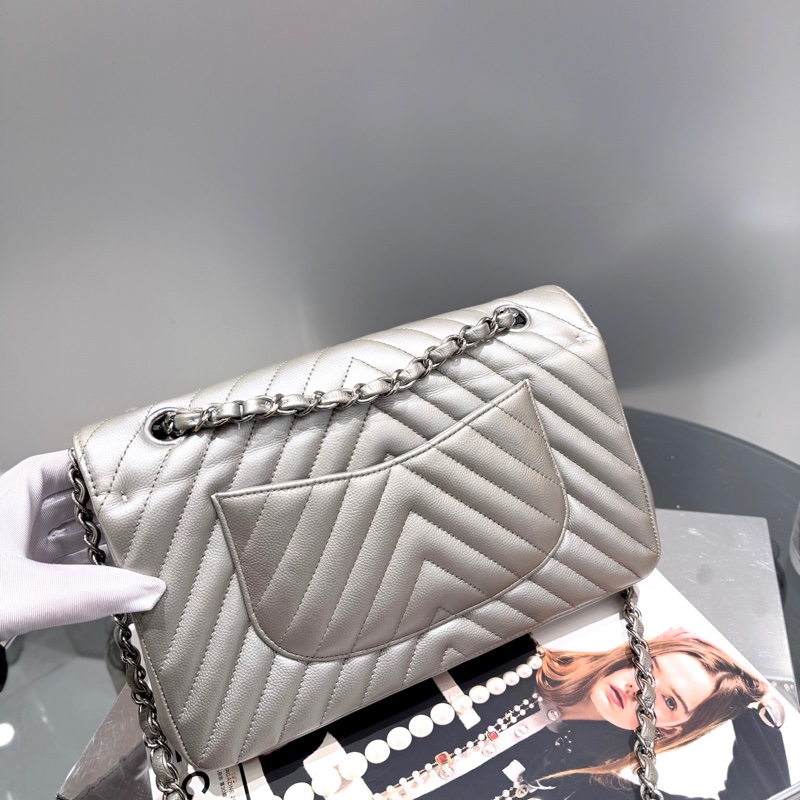 Chanel香奈儿 银色斜V纹荔枝皮中号cf-1