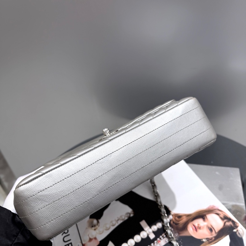 Chanel香奈儿 银色斜V纹荔枝皮中号cf-3