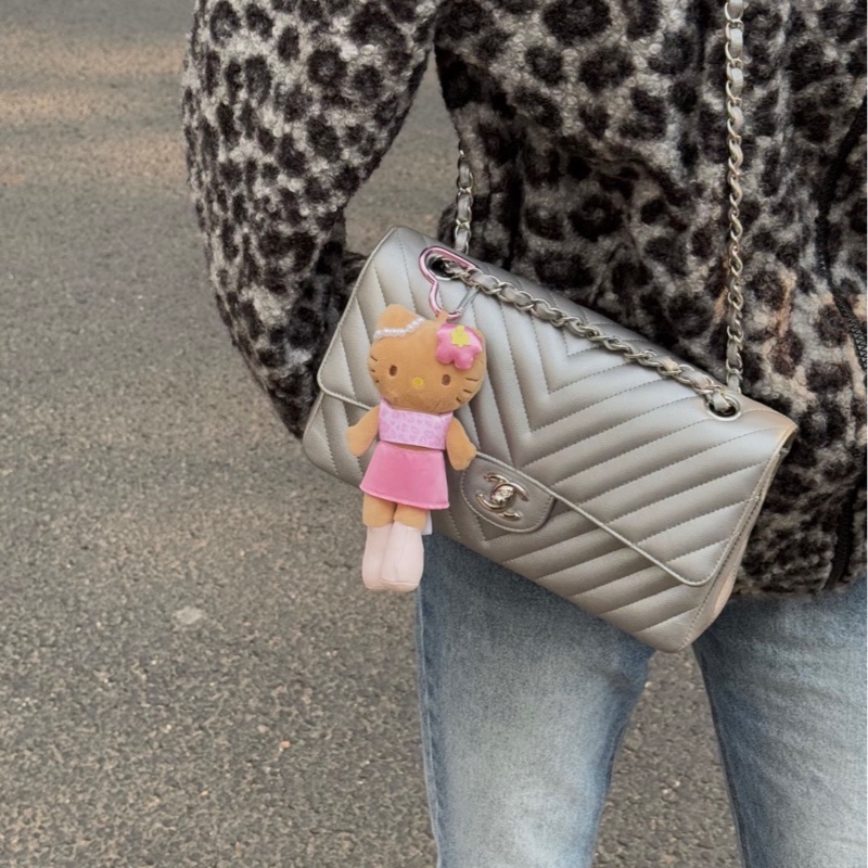 Chanel香奈儿 银色斜V纹荔枝皮中号cf-4