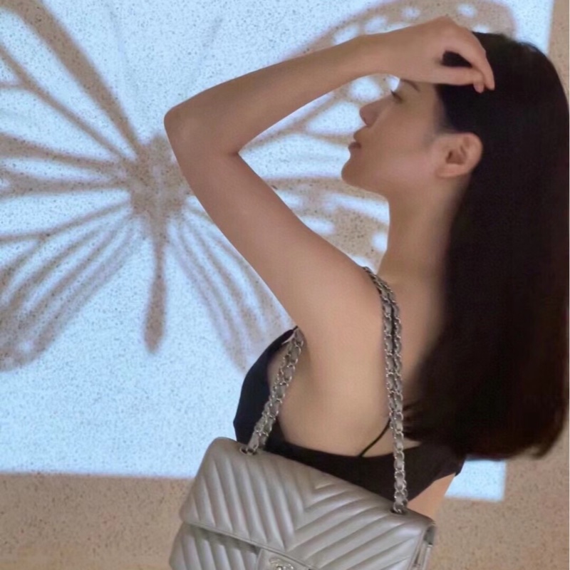 Chanel香奈儿 银色斜V纹荔枝皮中号cf-5