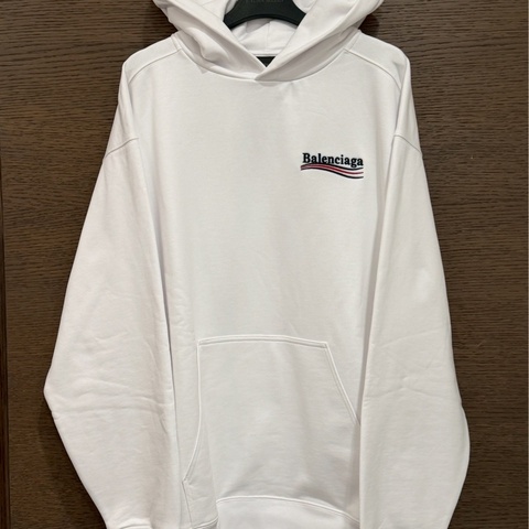 巴黎世家白色可樂刺繡帽踢