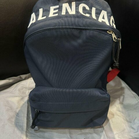 💎Han's house精品服飾💎Balenciaga 巴黎世家 刺繡字 尼龍 防水 後背包