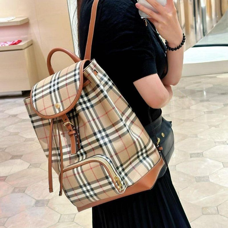 💎Han's house精品服飾💎 BURBERRY 格紋 後背 包 意大利製 現貨 原價60800-7