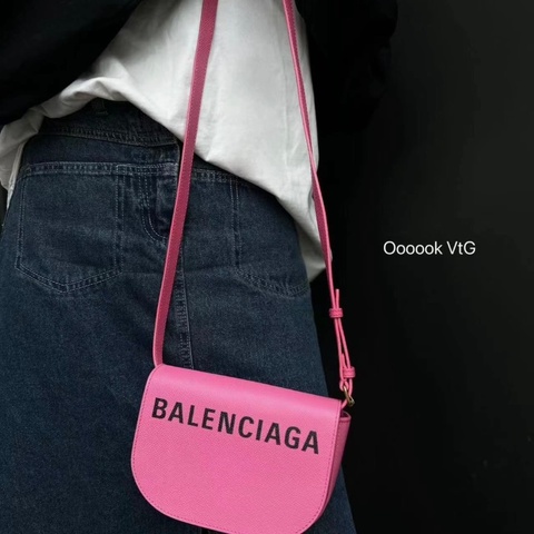 Balenciaga粉色全皮馬鞍包 18*14*4cm 98新配件塵袋
