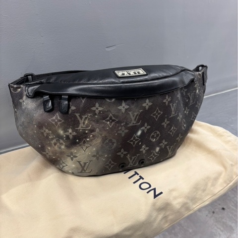 Louis Vuitton LV Galaxy Discovery腰包 星空配色