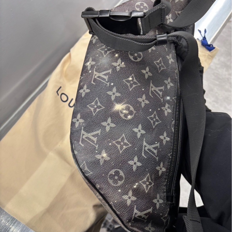 Louis Vuitton LV Galaxy Discovery腰包 星空配色-7