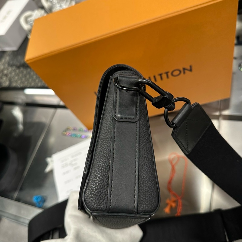 Louis Vuitton LV Takeoff 郵差包 小號-2