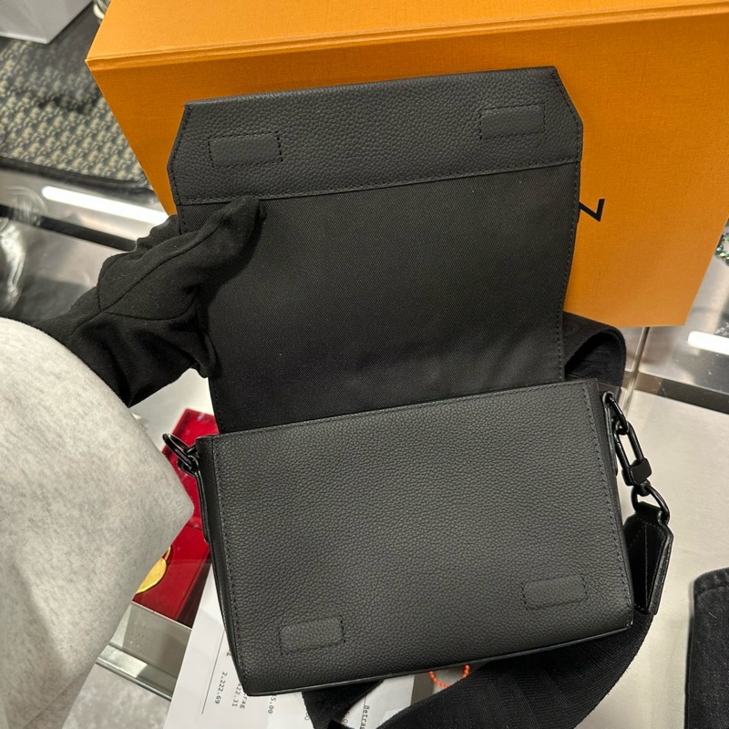 Louis Vuitton LV Takeoff 郵差包 小號-5