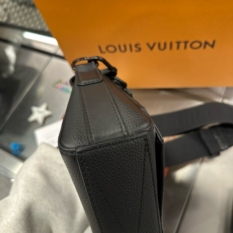 Louis Vuitton LV Takeoff 郵差包 小號-7