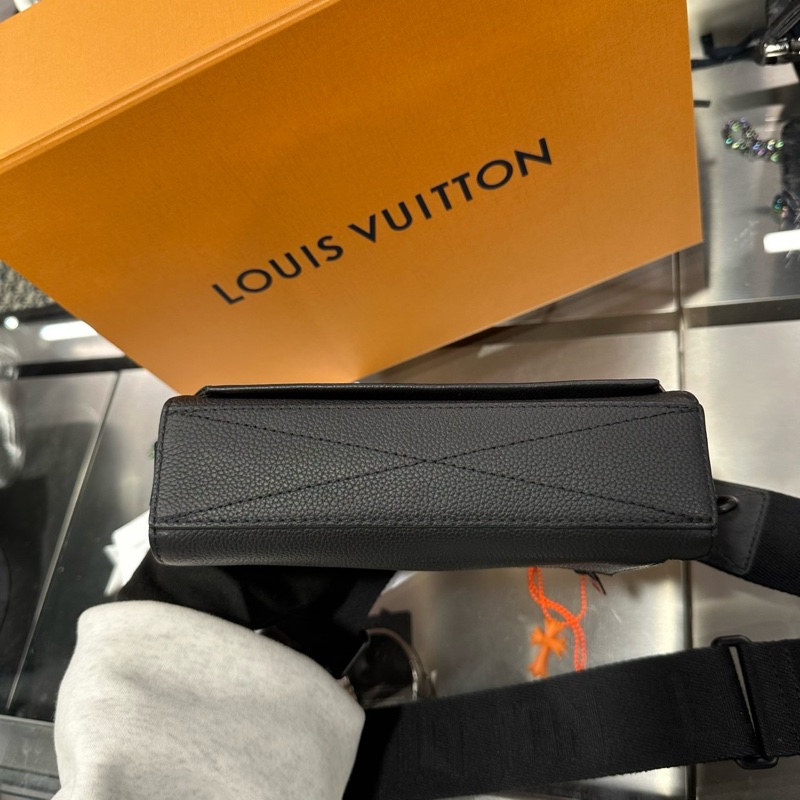 Louis Vuitton LV Takeoff 郵差包 小號-8