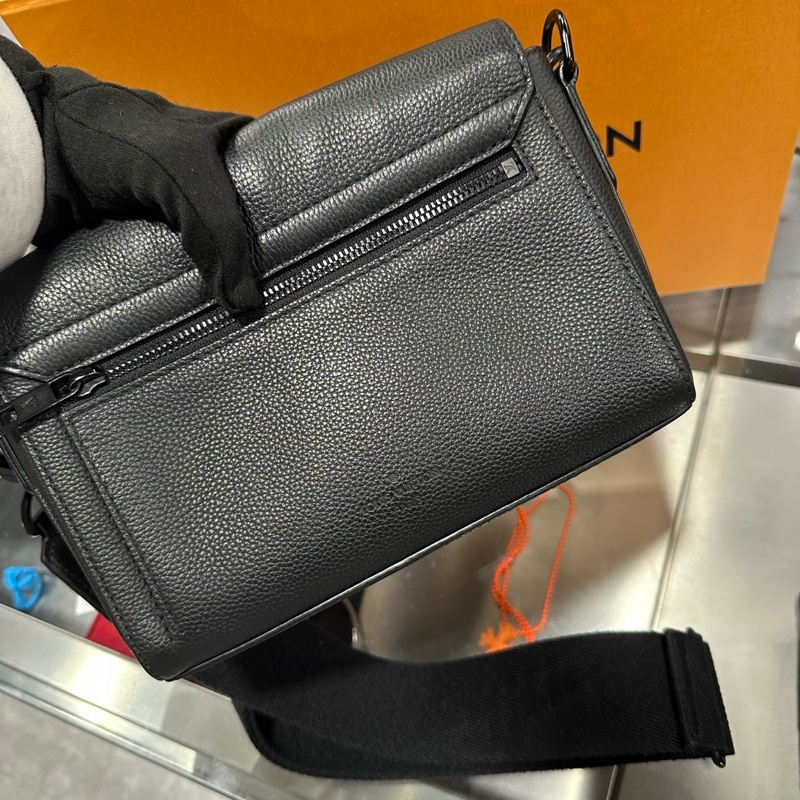 Louis Vuitton LV Takeoff 郵差包 小號-9