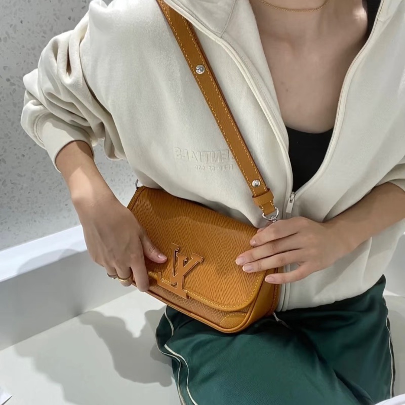 LV Buci 焦糖色 牛皮 水波紋 法棍 芯片款23*16cm 99新配件肩帶 塵袋-1