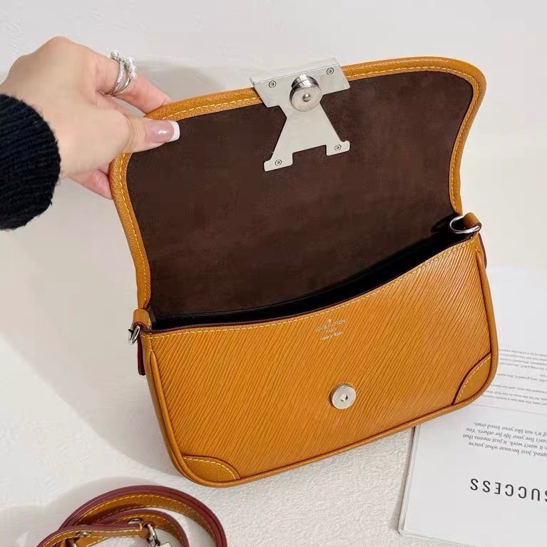 LV Buci 焦糖色 牛皮 水波紋 法棍 芯片款23*16cm 99新配件肩帶 塵袋-4