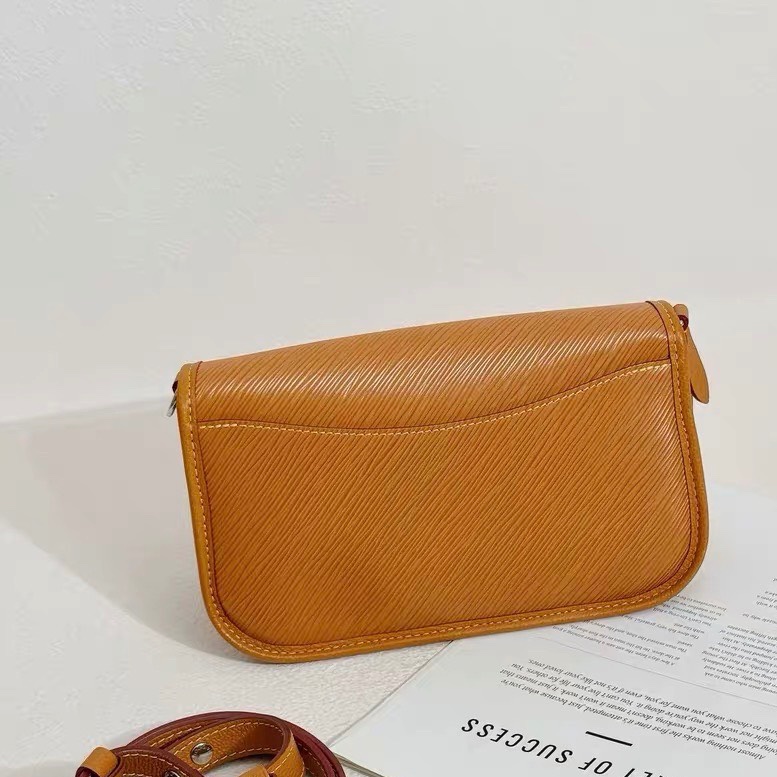 LV Buci 焦糖色 牛皮 水波紋 法棍 芯片款23*16cm 99新配件肩帶 塵袋-8