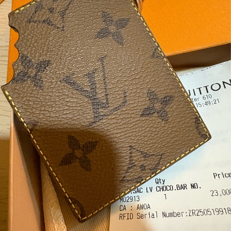 Louis Vuitton LV 巧克力吊飾 近全新 有購證-1