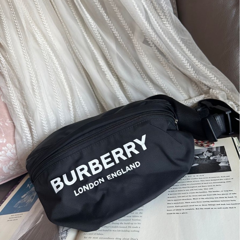 博柏利 多功能背包 可變成腰包 旅行包 通勤包 素面logo後背包 黑色 黑色帆布 後背包 雙肩包 中古 中古包 男生女生可用burberry backpack wasit bag 黑色背囊/腰包-1
