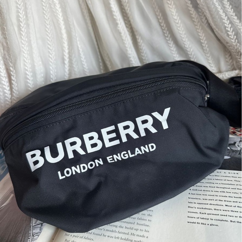 博柏利 多功能背包 可變成腰包 旅行包 通勤包 素面logo後背包 黑色 黑色帆布 後背包 雙肩包 中古 中古包 男生女生可用burberry backpack wasit bag 黑色背囊/腰包-9