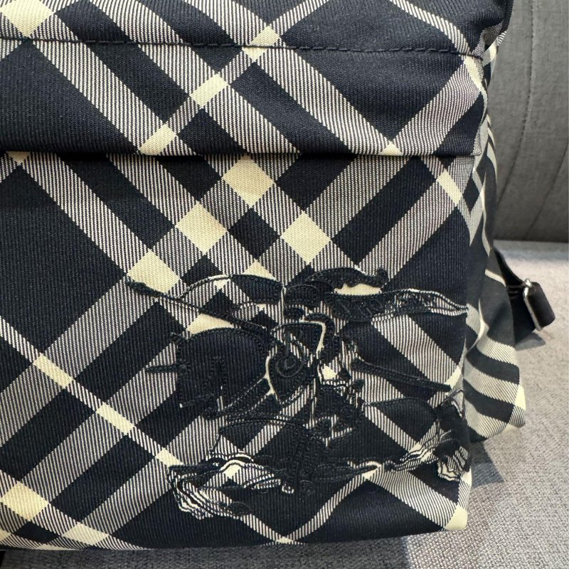 💎Han's house精品服飾💎BURBERRY 格紋 戰馬 後背包 30×14×42 現貨 原價49900-5