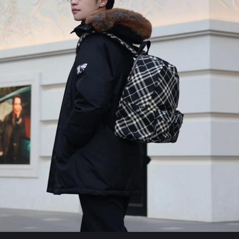 💎Han's house精品服飾💎BURBERRY 格紋 戰馬 後背包 30×14×42 現貨 原價49900-8