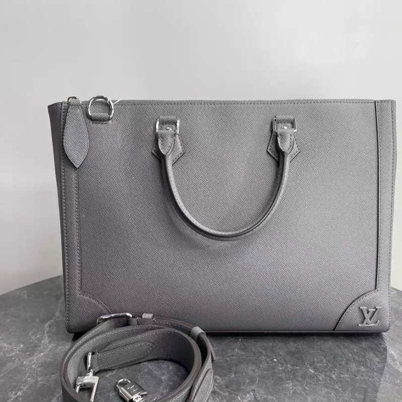 LV灰色公事包Taiga牛皮材質40x29x4 99新配件肩帶 塵袋-1