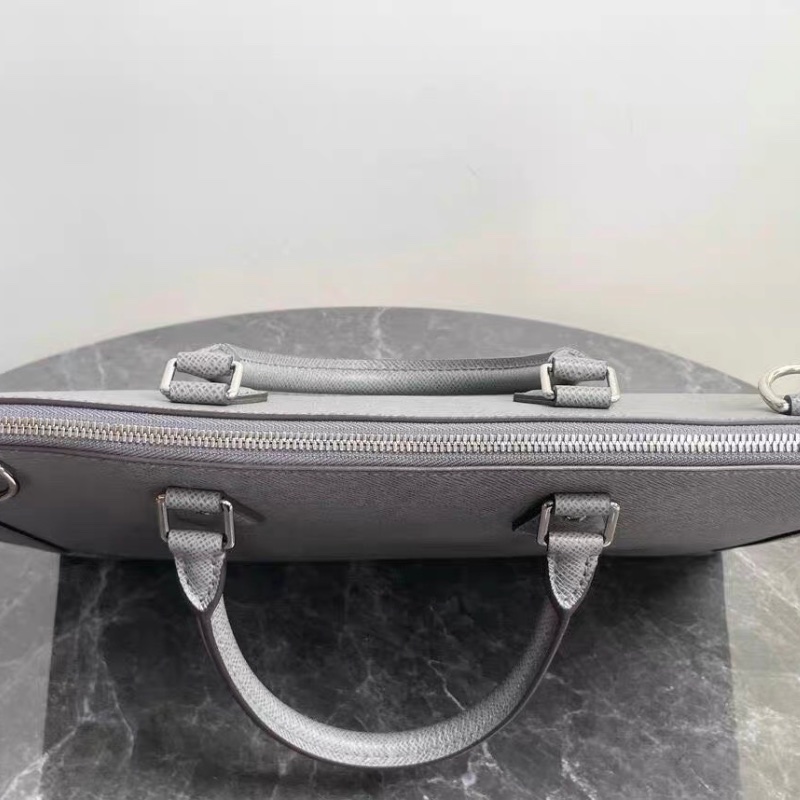 LV灰色公事包Taiga牛皮材質40x29x4 99新配件肩帶 塵袋-4