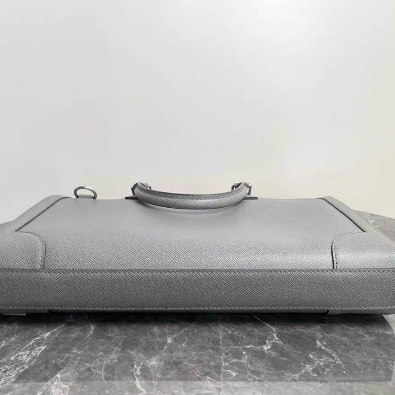 LV灰色公事包Taiga牛皮材質40x29x4 99新配件肩帶 塵袋-5