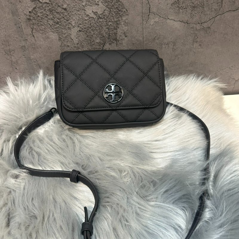 💎Han's house精品服飾💎Tory Burch 格菱紋皮革翻蓋斜背包-霧黑-0