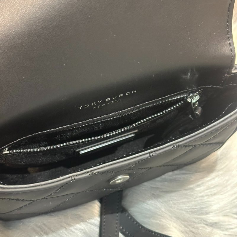 💎Han's house精品服飾💎Tory Burch 格菱紋皮革翻蓋斜背包-霧黑-5