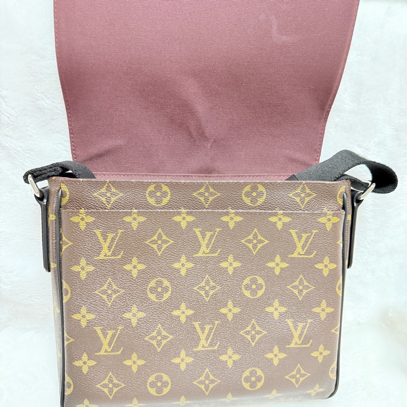 ▫️95成新▫️LV男生老花斜背包郵差包翻蓋包-16