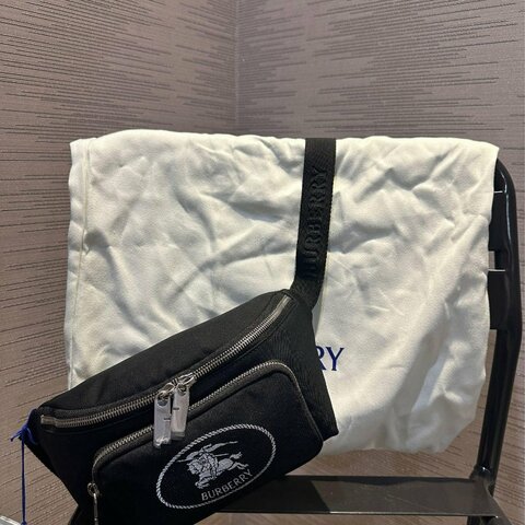 💎Han's house精品服飾💎 burberry 尼龍 戰馬 腰包 現貨 原價25900