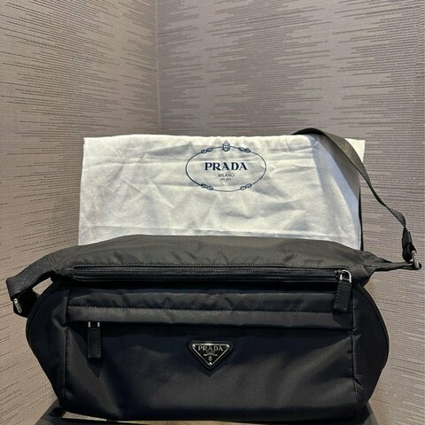 💎Han's house精品服飾💎 PRADA 三角鐵牌 尼龍 防水 側背 包 現貨 VA0991 原價79000