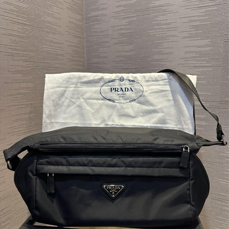 💎Han's house精品服飾💎 PRADA 三角鐵牌 尼龍 防水 側背 包 現貨 VA0991 原價79000-0
