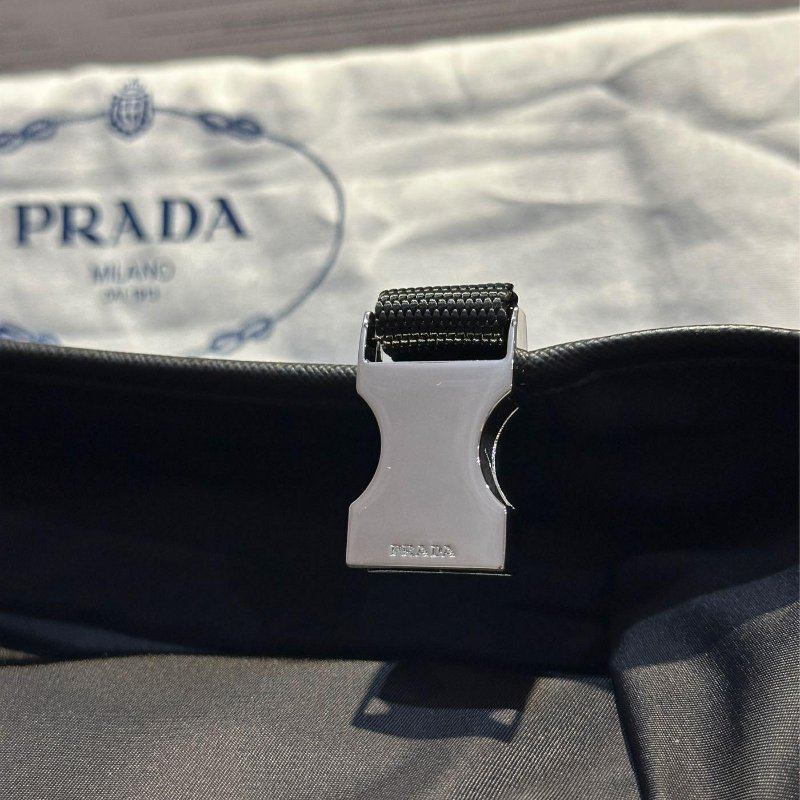 💎Han's house精品服飾💎 PRADA 三角鐵牌 尼龍 防水 側背 包 現貨 VA0991 原價79000-1