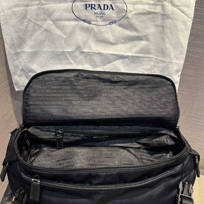 💎Han's house精品服飾💎 PRADA 三角鐵牌 尼龍 防水 側背 包 現貨 VA0991 原價79000-4