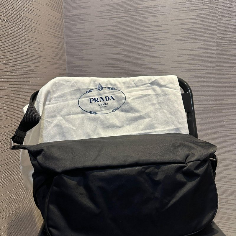 💎Han's house精品服飾💎 PRADA 三角鐵牌 尼龍 防水 側背 包 現貨 VA0991 原價79000-8