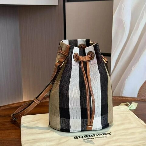 💎Han's house精品服飾💎 Burberry 經典 棉麻 牛皮飾邊 格紋 水桶包 側背包 80840451