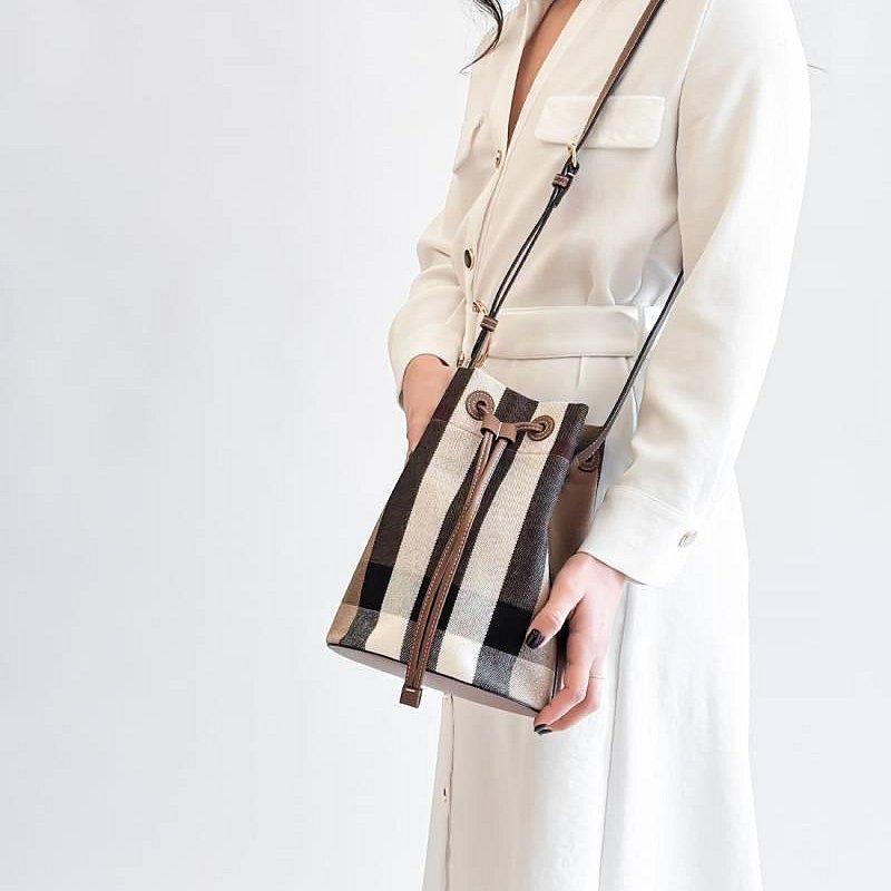 💎Han's house精品服飾💎 Burberry 經典 棉麻 牛皮飾邊 格紋 水桶包 側背包 80840451-2