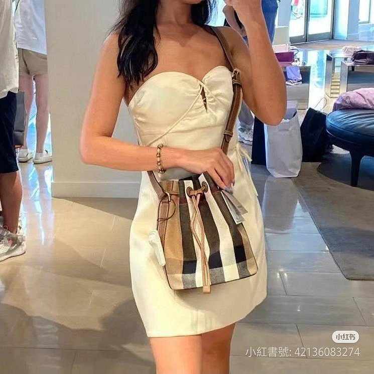 💎Han's house精品服飾💎 Burberry 經典 棉麻 牛皮飾邊 格紋 水桶包 側背包 80840451-4