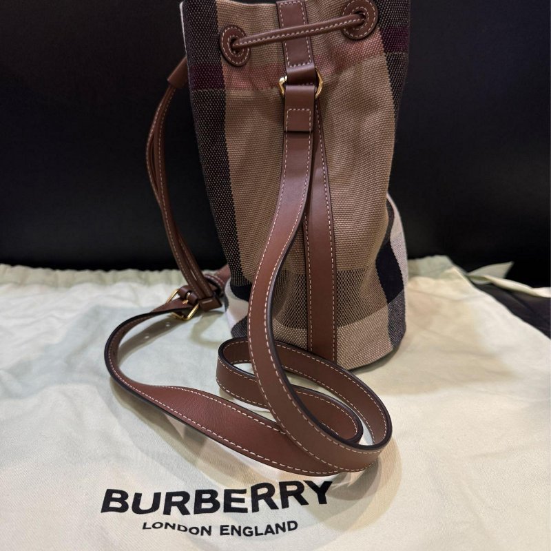 💎Han's house精品服飾💎 Burberry 經典 棉麻 牛皮飾邊 格紋 水桶包 側背包 80840451-5
