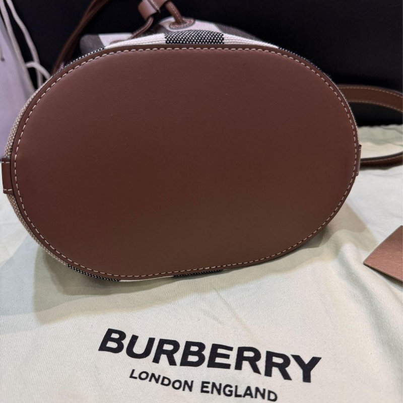 💎Han's house精品服飾💎 Burberry 經典 棉麻 牛皮飾邊 格紋 水桶包 側背包 80840451-6