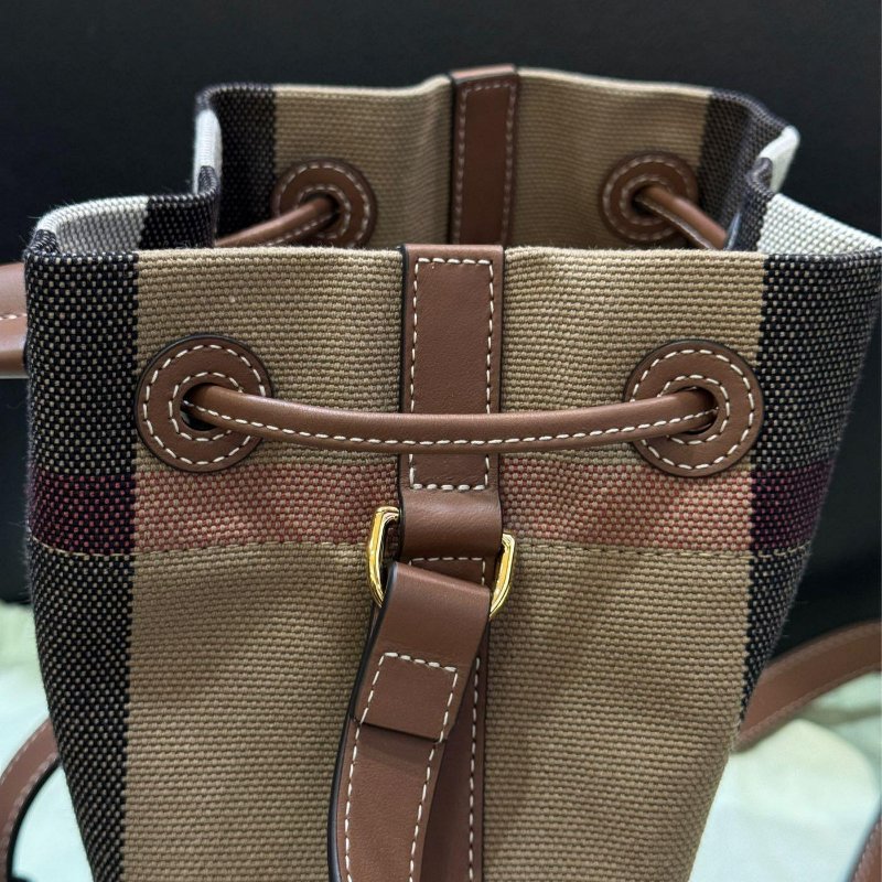 💎Han's house精品服飾💎 Burberry 經典 棉麻 牛皮飾邊 格紋 水桶包 側背包 80840451-8
