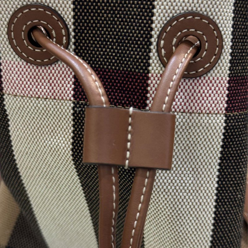 💎Han's house精品服飾💎 Burberry 經典 棉麻 牛皮飾邊 格紋 水桶包 側背包 80840451-9